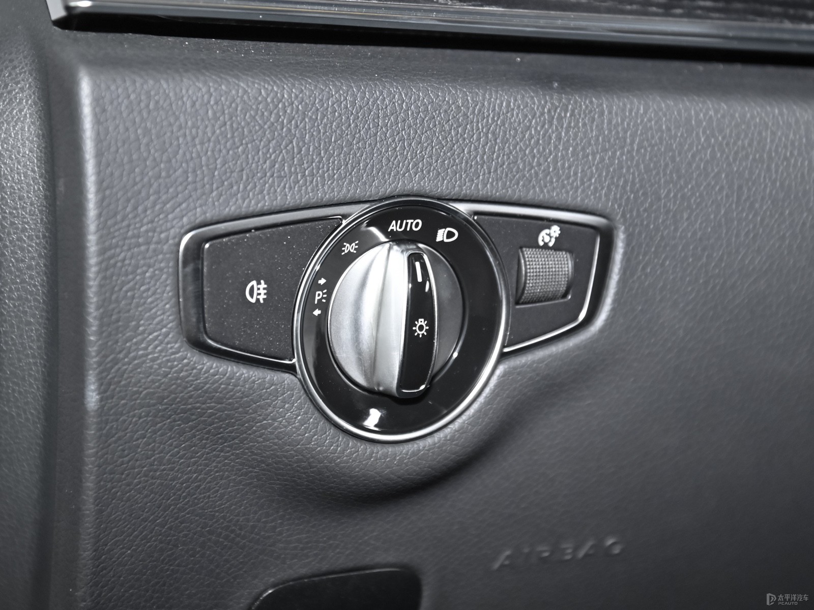 奔馳E級(進(jìn)口) 2021款 E 260 轎跑車內(nèi)飾 融合科技與奢華的移動生活空間